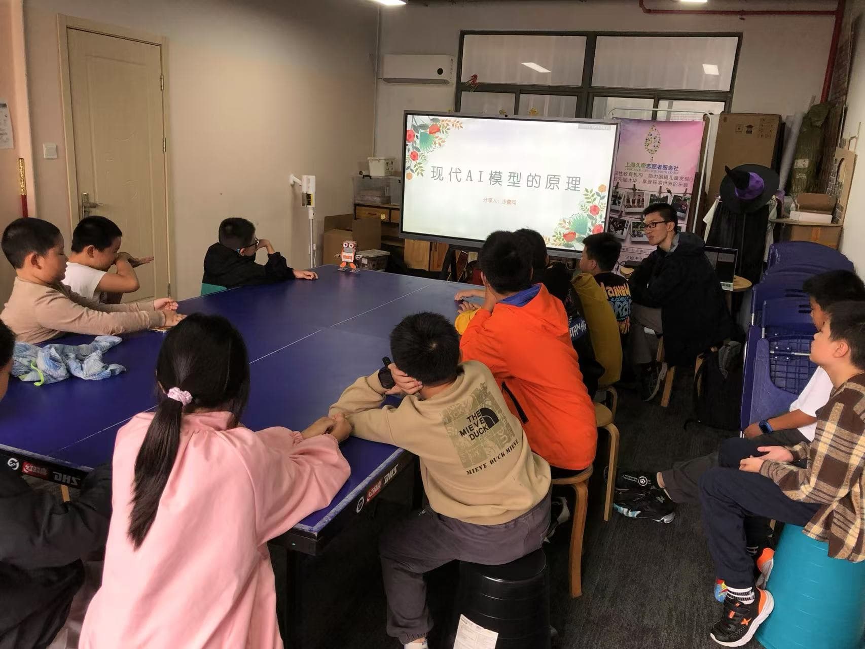 讲解现代 AI 模型原理的课堂